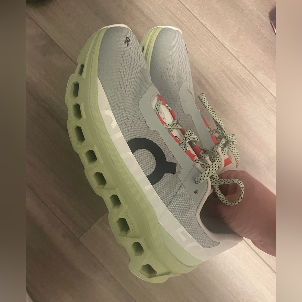 On cloud monster womens size 9